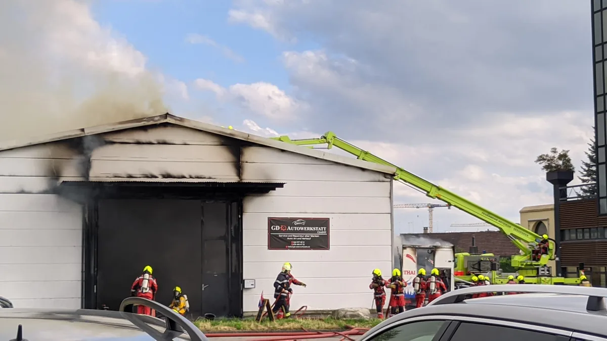 Die Feuerwehr versucht sich Zugang zum Gebäude zu verschaffen. Verschieden Ansichten des brennenden Gebäudes und der Einsatzkräfte.